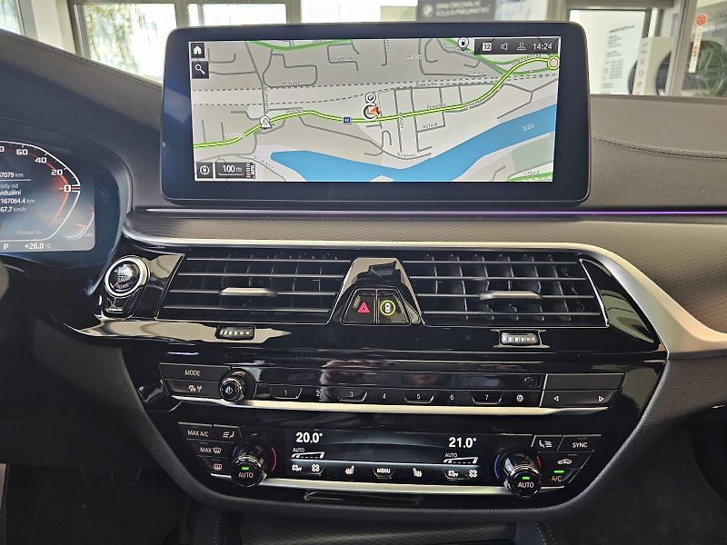 BMW Řada 5 M550i xDrive - fotka 27 z 32