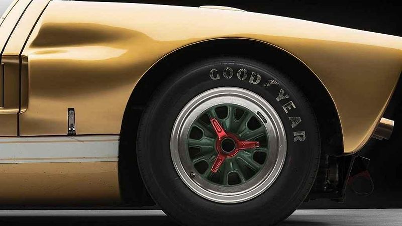 Trojice Fordů GT40 vítězících v závodě 24 hodin Le Mans v roce 1966.