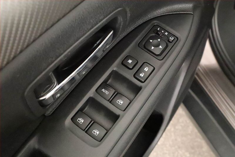 Mitsubishi Outlander (2016) 2.2 DI-D, 4X4, Automat - fotka 13 z 18