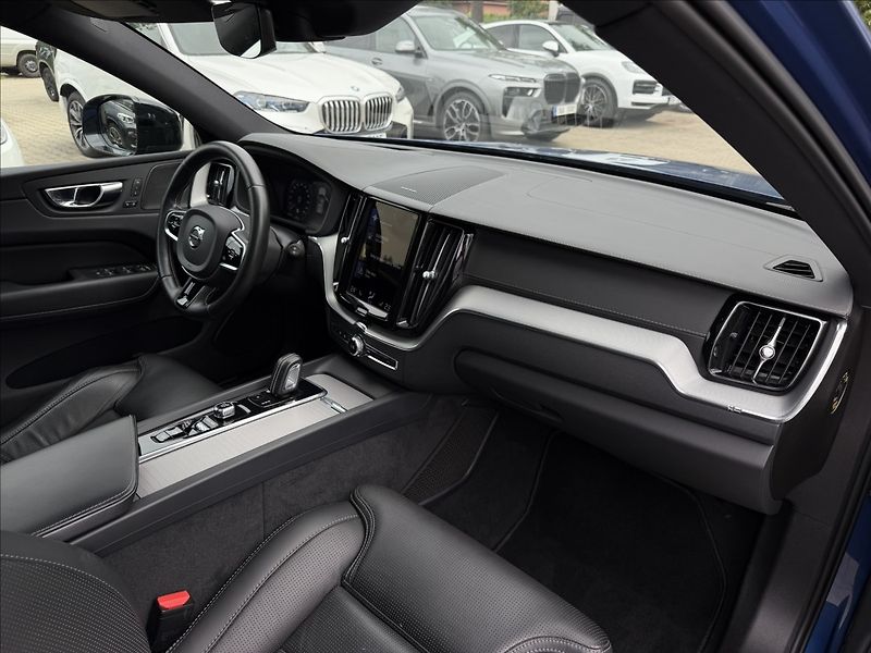 Volvo XC60 B4 2.0d 4X4 R-Design - fotka 10 z 29