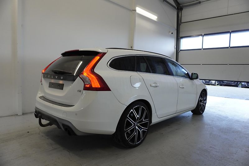 Volvo V60  2,0 T4 R-DESIGN AUTOMAT - fotka 5 z 33