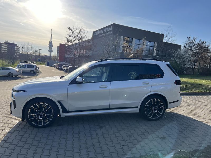 BMW X7 (2022) xDrive40i - fotka 4 z 6