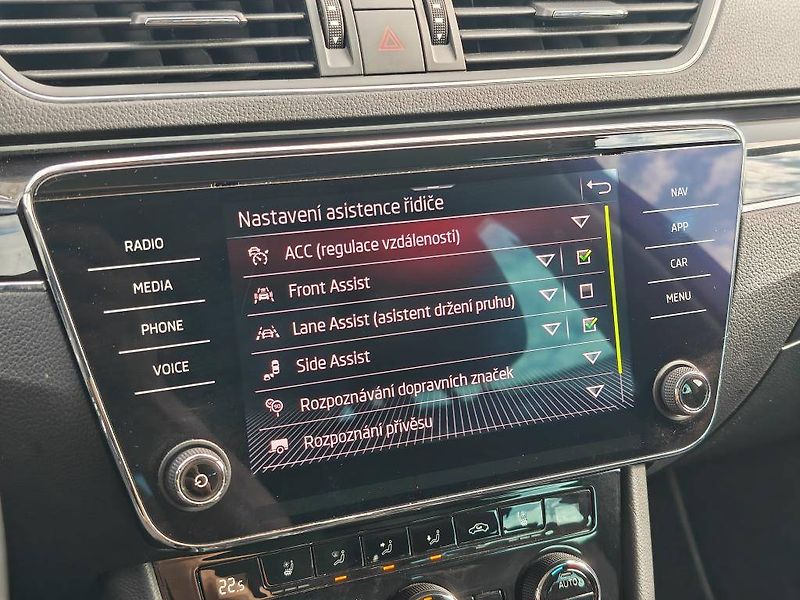 Škoda Superb L&K 7DSG 2,0TDI - fotka 18 z 26