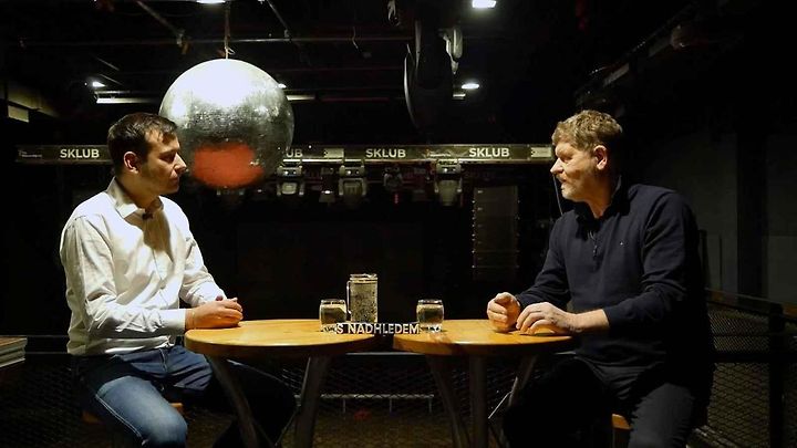 Vlastimil Malík coby prezident AMK Šternberk (v tmavém) ve videocastu Deník s nadhledem s moderátorem Romanem Štěpánkem.