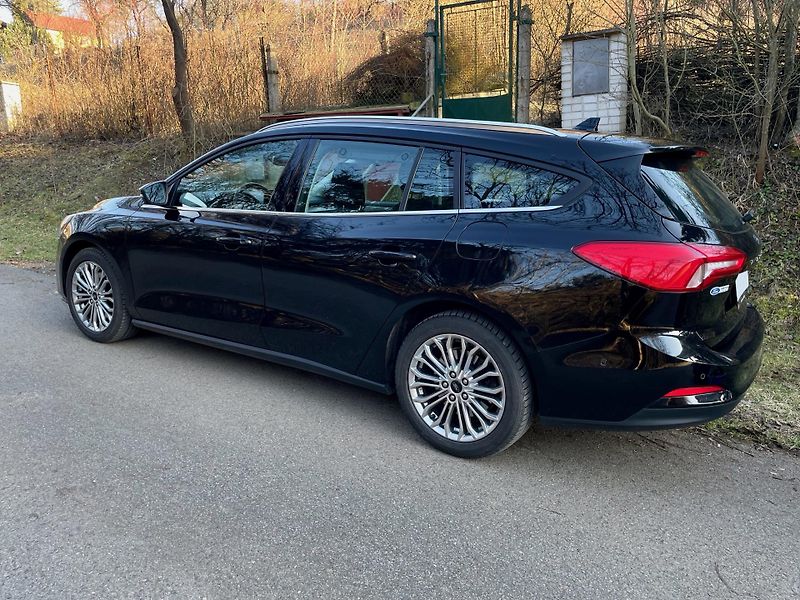 Ford Focus (2021) 1.0 EcoBoost mHEV Titanium - fotka 2 z 36