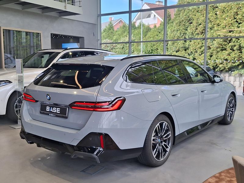 BMW Řada 5 520d xDrive Touring M-Sport - fotka 6 z 34
