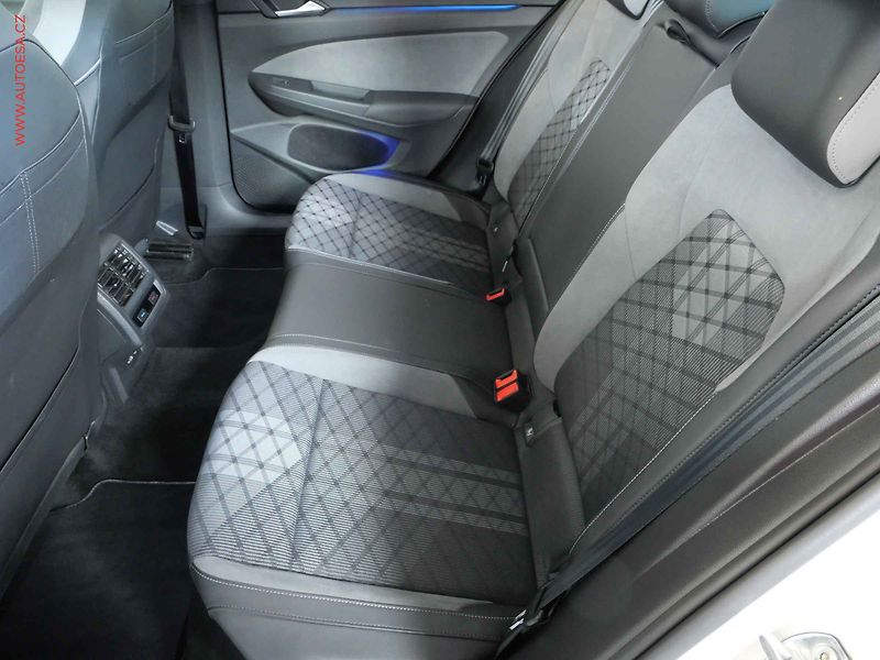 Volkswagen Golf (2021) 1.5TSI, 2.maj,ČR, R-Line - fotka 10 z 21