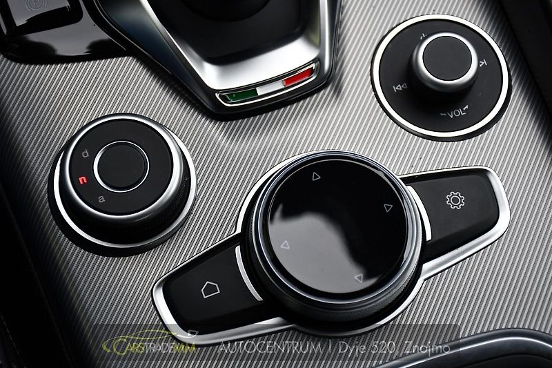 Alfa Romeo Giulia 2.0T 16V 206kW VELOCE AT8 Q4 - fotka 35 z 53