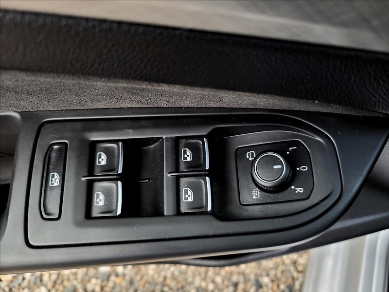Volkswagen Golf 2,0 TDI,Life,navi,výhřev,klima - fotka 39 z 50