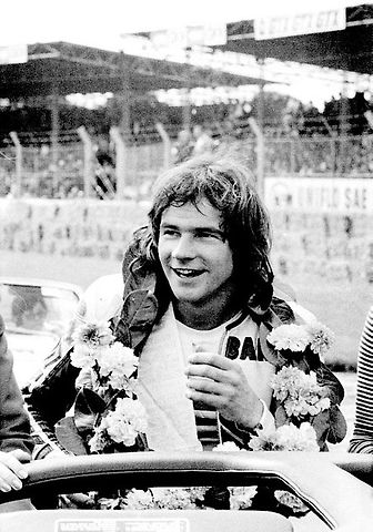Barry Sheene, vítěz závodu., zdroj: Wikimedia Commons, Lawson Speedway, volné dílo