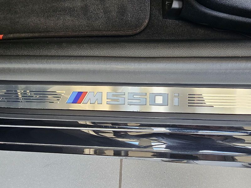 BMW Řada 5 M550i xDrive - fotka 13 z 32