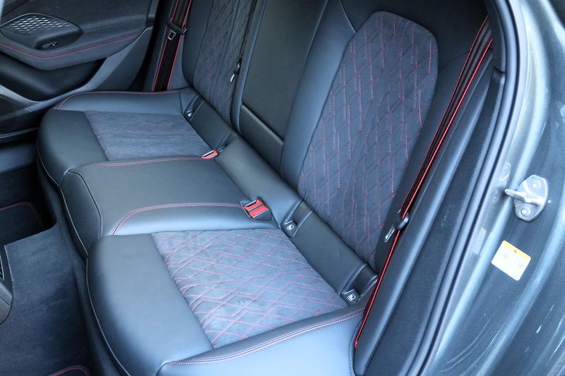 Audi A6 Avant 220 kW, ČR, S-Line, Tažné - fotka 28 z 37