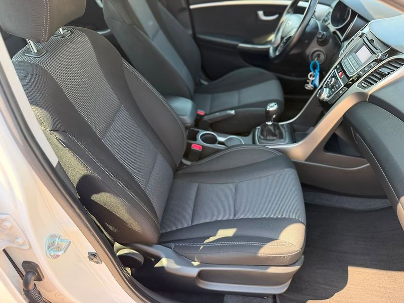 Hyundai i30 1.4CVVT 100 MAN6 Trikolor - fotka 10 z 25