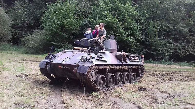 Karel Macků sbírá vojenskou techniku i veterány už nejméně tři dekády.