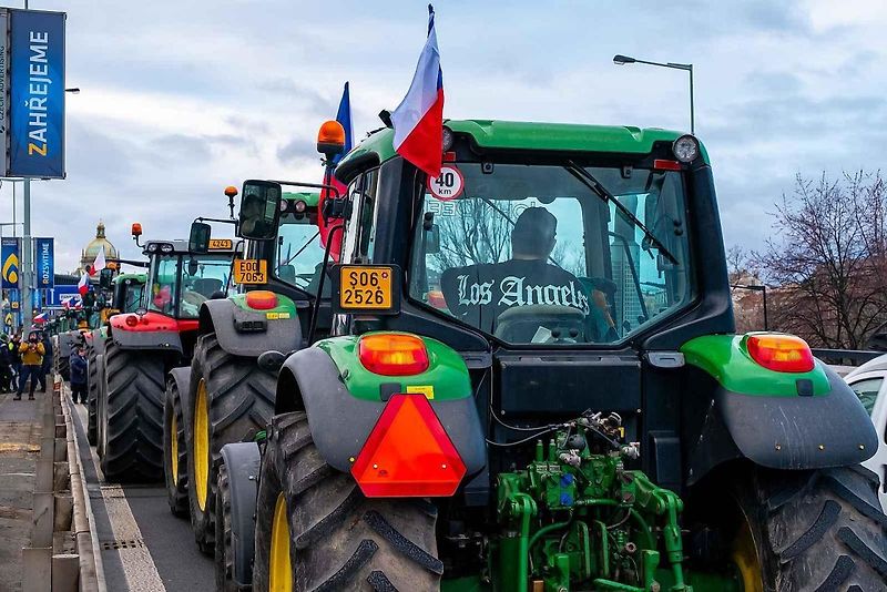 Demonstrace zemědělců před ministerstvem zemědělství a blokáda pražské magistrály. Na snímku je traktor John Deere 7730.