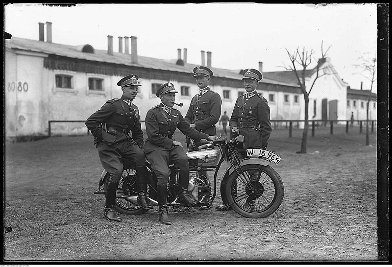 Motocykl Douglas W z roku 1917 byl k vidění na letošním, již 8. srazu historických vozidel v Litvínově na Loučkách.