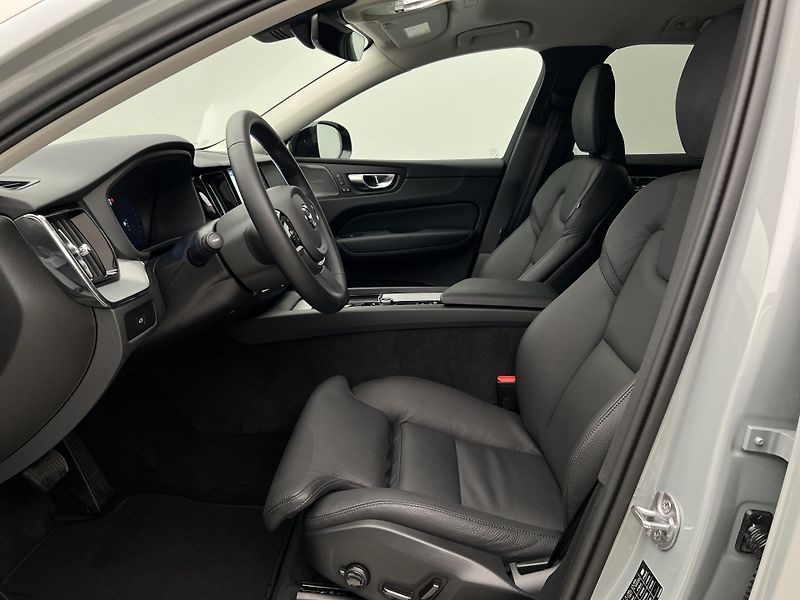 Volvo XC60 B5 AWD PLUS DARK AUT REZERVACE - fotka 3 z 44