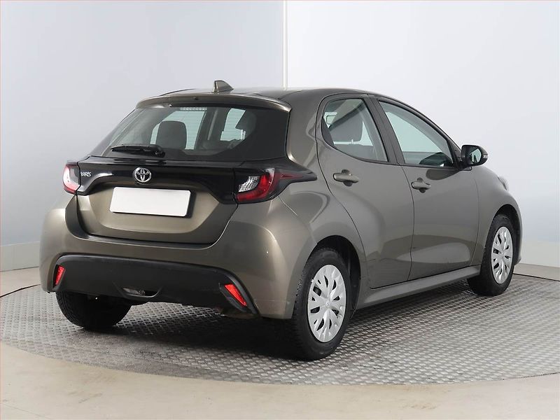 Toyota Yaris (2022) 1.5 VVT-i, Automat, ČR,1.maj - fotka 5 z 17
