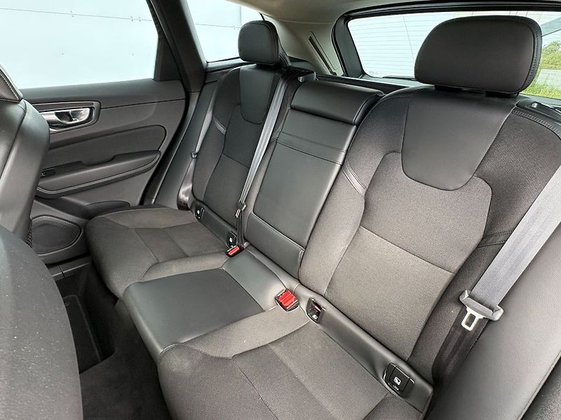 Volvo XC60 Momentum Pro B4 184kW - fotka 19 z 25