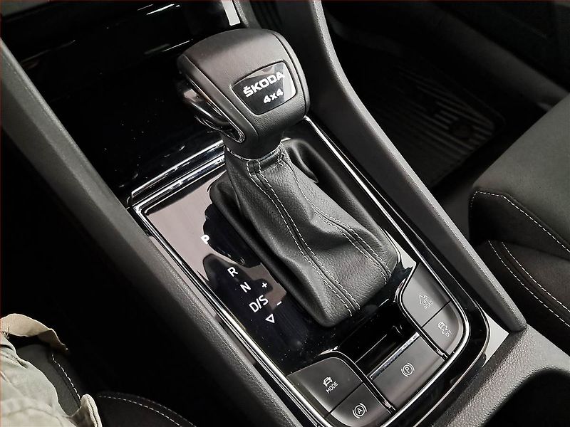 Škoda Karoq (2023) Sportline 2.0 TDI - fotka 19 z 21