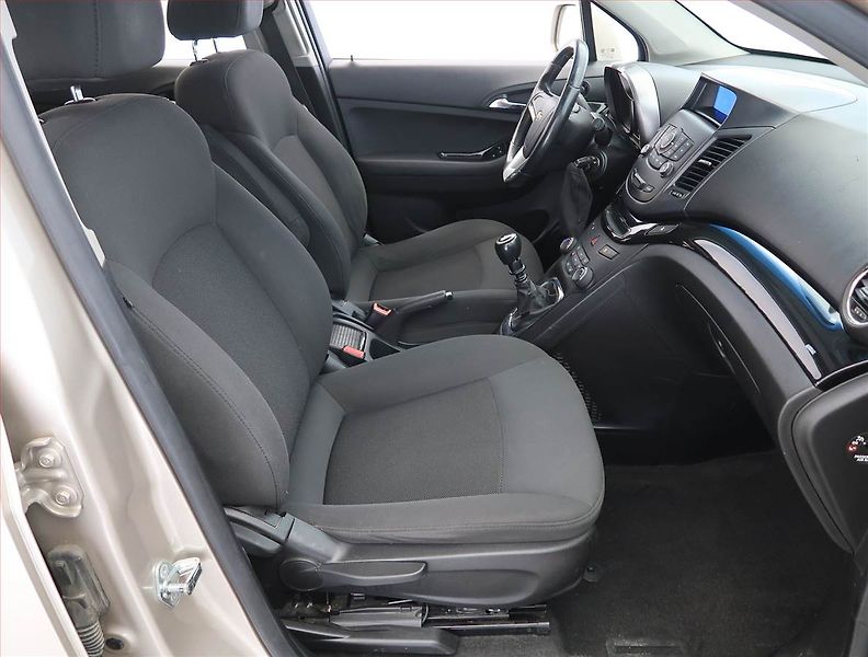 Chevrolet Orlando (2013) 2.0 VCDi, 7 míst, po STK - fotka 9 z 18