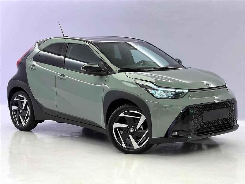 Mazda 2 Hybrid. počty hybridů a elektromobilů se v nabídce ojetin zvyšují.
