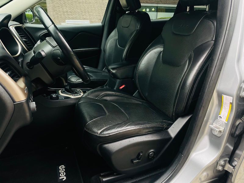 Jeep Cherokee 2.0D 4x4 AUT KAMERA TAŽNÉ LED - fotka 34 z 50