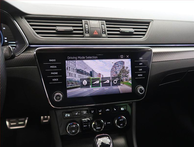 Škoda Superb (2023) Sportline 1.5 TSI, digi klima - fotka 21 z 31