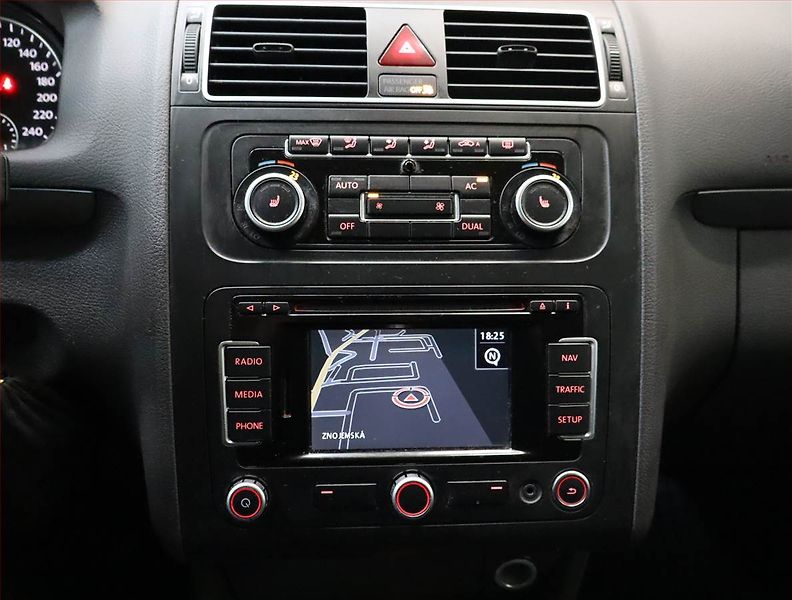Volkswagen Touran (2011) 2.0 TDI, 7 míst, Serv.kniha - fotka 12 z 22