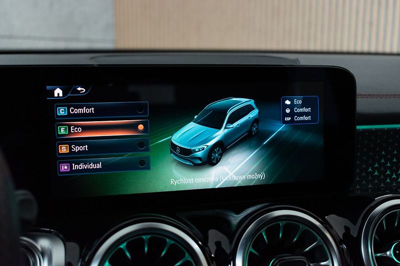 Mercedes-Benz EQB 300 66kWh*4MATIC*AMG*KAMERA*So - fotka 33 z 47