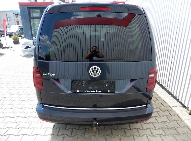 Volkswagen Caddy Maxi 1,4 TSI DSG Highline 7.mí - fotka 12 z 13