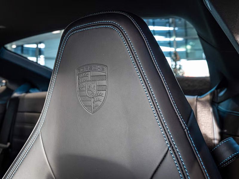 Porsche 911 (2026) Carrera 4S Lift Burmester 360 - fotka 25 z 26
