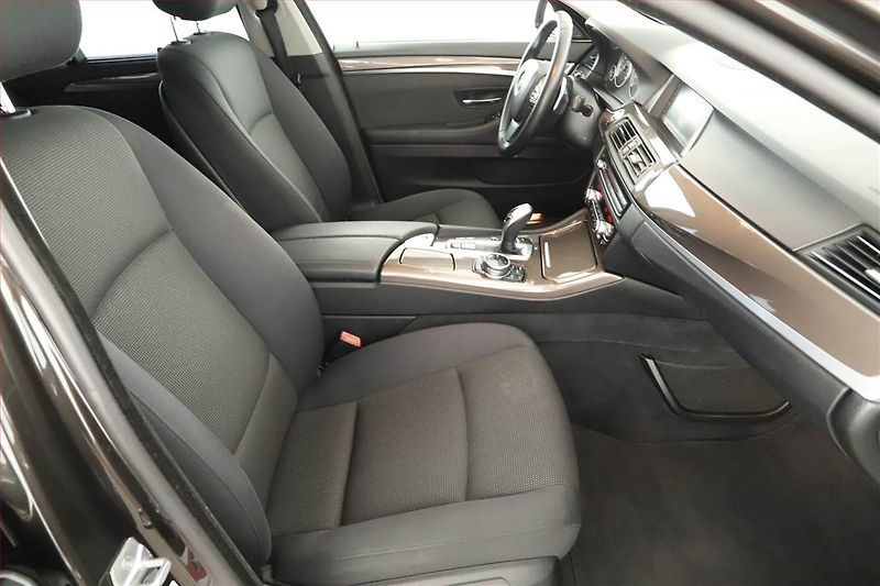 BMW Řada 5 (2014) 535d xDrive, 4X4, Automat - fotka 7 z 20