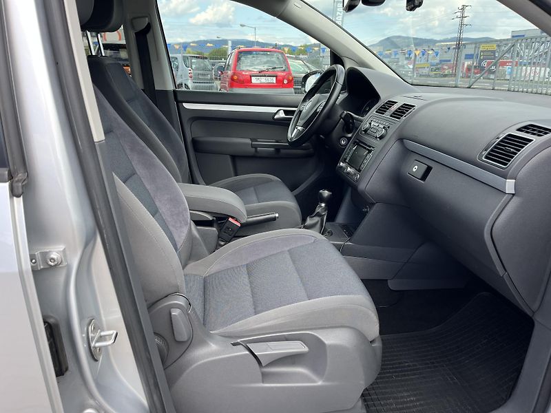 Volkswagen Touran (2012) 1.6 TDi - fotka 12 z 14