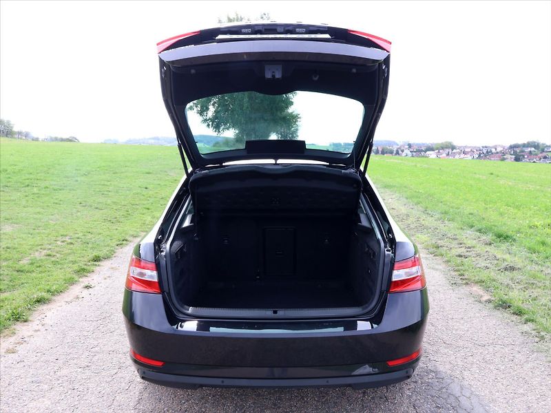 Škoda Superb 2,0 TDI 147kW DSG Style 4x4 CZ - fotka 9 z 45