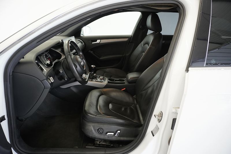 Audi A4 2,0 TDI S-LINE - fotka 12 z 30