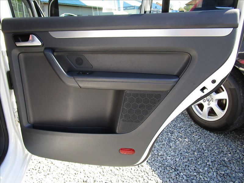Volkswagen Touran 2.0TDi DSG Highline, 7 míst - fotka 27 z 49