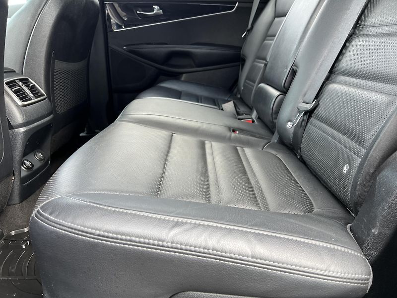 Kia Sorento 2.2CRDi REBEL 4x4 KŮŽE 7MÍST - fotka 30 z 52