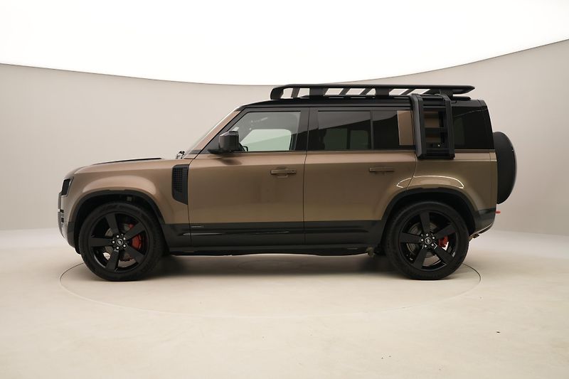 Land Rover Defender 110 D300 X-DYNAMIC AWD AUT CZ - fotka 9 z 49