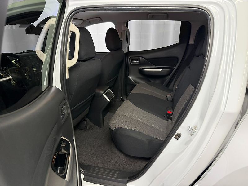 Mitsubishi Ostatní 2.2D-iD A/T INTENSE 4WD DOUBLE - fotka 12 z 20