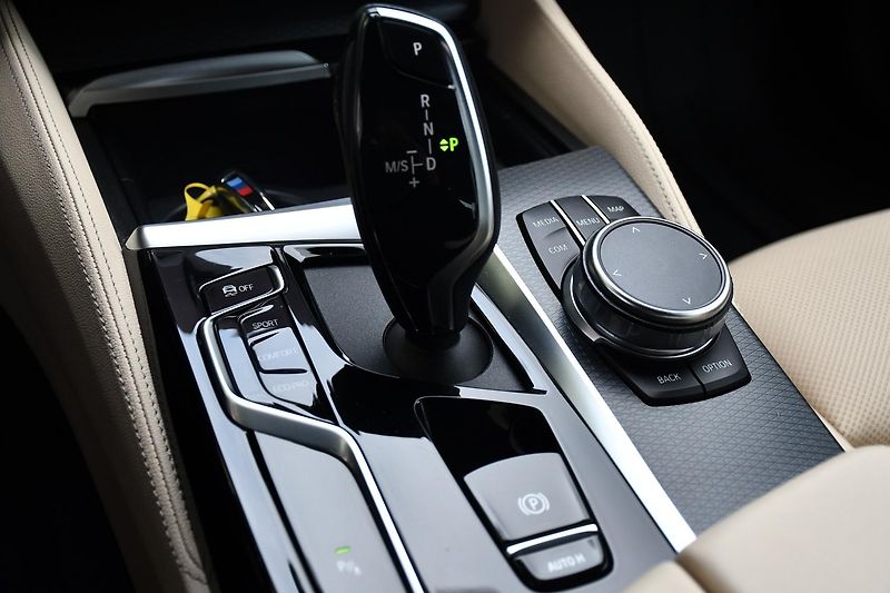 BMW Řada 5 520i M-SPORT 1M ČR REZERVACE - fotka 25 z 39