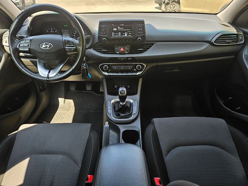 Hyundai i30 1,6 CRDi DPH Trikolor Comfort - fotka 13 z 36