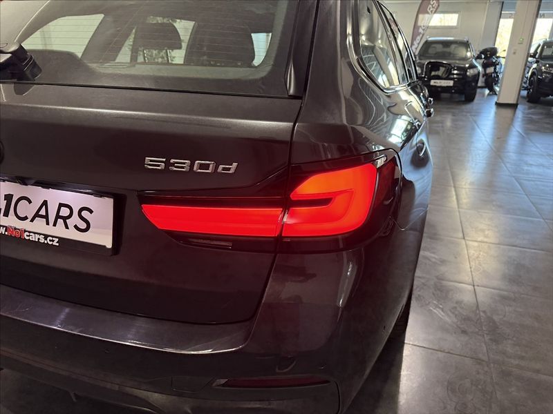 BMW Řada 5 3,0   530D M-PAKET PANO LASER - fotka 39 z 48