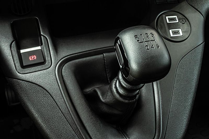 Citroën Berlingo (2026) 1,2 PLUS Petrol 110k + KAMERA - fotka 13 z 14