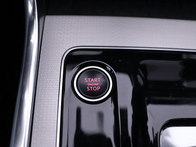 Jaguar XE 2,0 P300 221kW R-Dynamic DPH - fotka 30 z 43