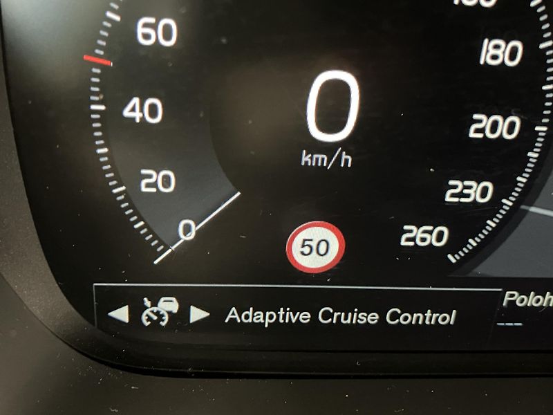 Volvo XC90 B5 AWD Momentum AT8 - fotka 29 z 48