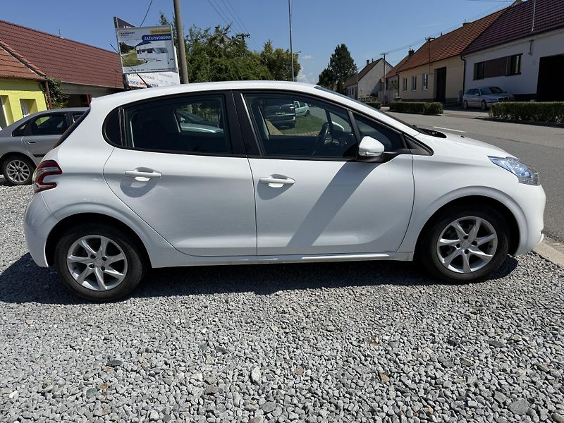 Peugeot 208 1.2i 60 KW ALU SERVIS. - fotka 6 z 13