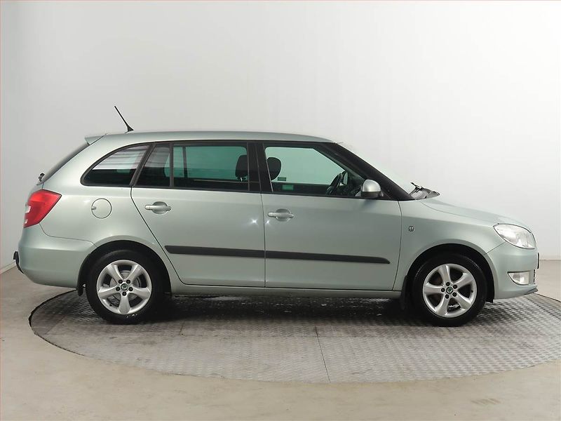 Škoda Fabia (2011) Elegance 1.2 TSI, Tempomat - fotka 6 z 15