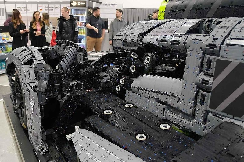 Instalace modelu stavebnice Peugeot Le Mans za účasti designera společnosti Lego.