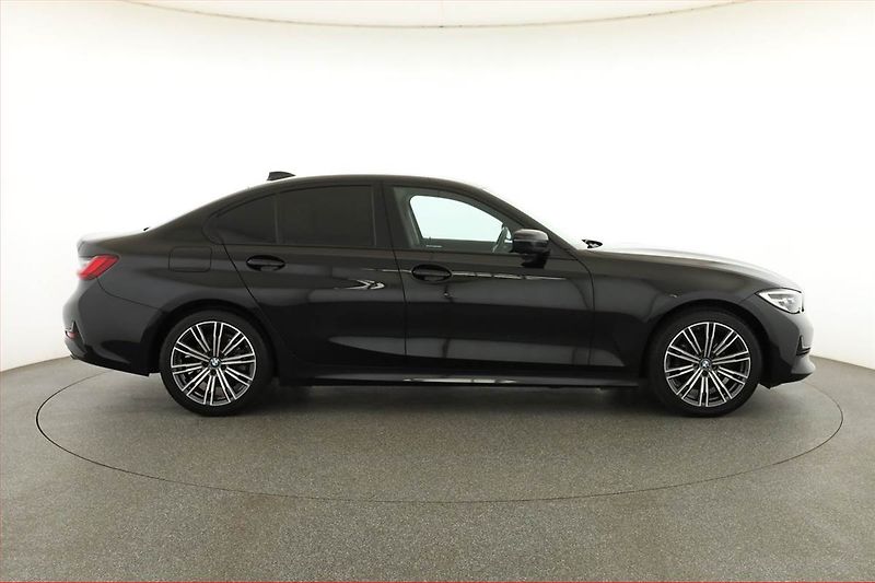 BMW Řada 3 (2021) 318 d - fotka 6 z 17
